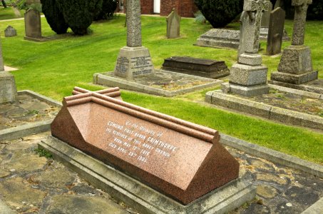 Grimthorpe-grave-St-Albans-20050424-004