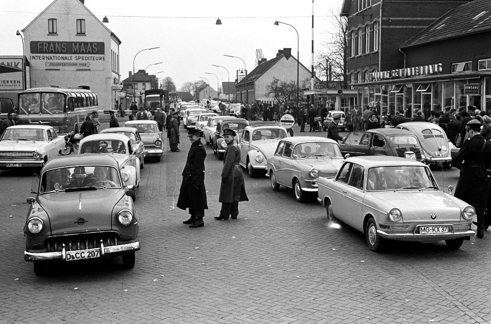 Grensdrukte bij Venlo, Duitse huismoeders doen inkopen in Venlo, Bestanddeelnr 915-0389