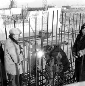 Groeiend eiland in het Haringvliet, lassers aan het werk de zuidelijke hoekpijle, Bestanddeelnr 911-9862