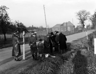 Grenscommissie aan het werk met het bepalen van de grens, Bestanddeelnr 903-3291
