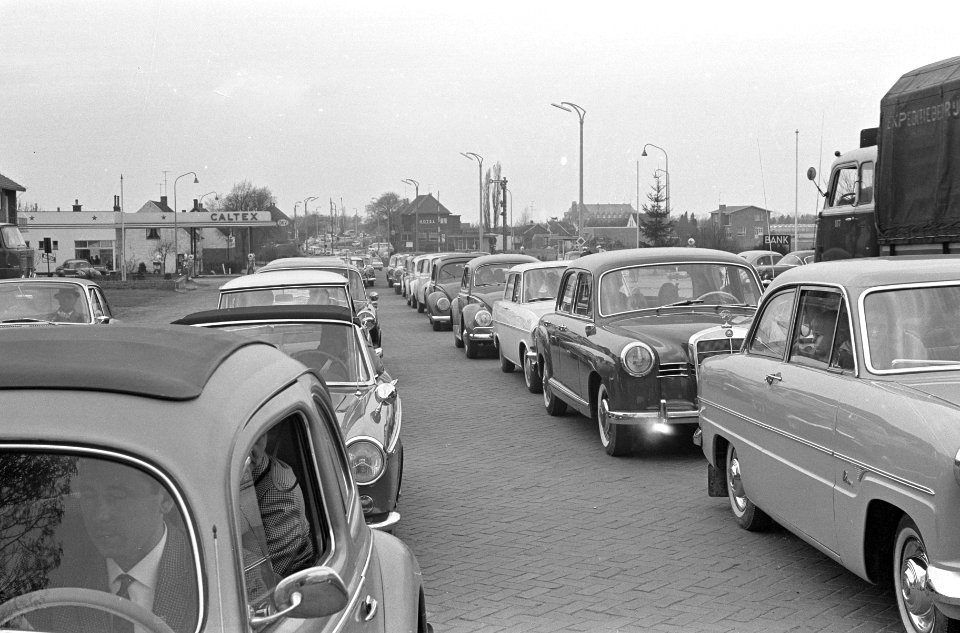 Grensdrukte bij Venlo, grote stroom Nederlandse wagens bij de Duitse grens, Bestanddeelnr 915-0384