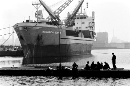 Greenpeace legt blokkade rond met radio aktief afval geladen Andrea Smits in IJm, Bestanddeelnr 930-8727