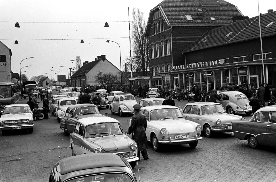 Grensdrukte bij Venlo, Duitse wagens bij de Nederlandse grens om doorgelaten te , Bestanddeelnr 915-0385