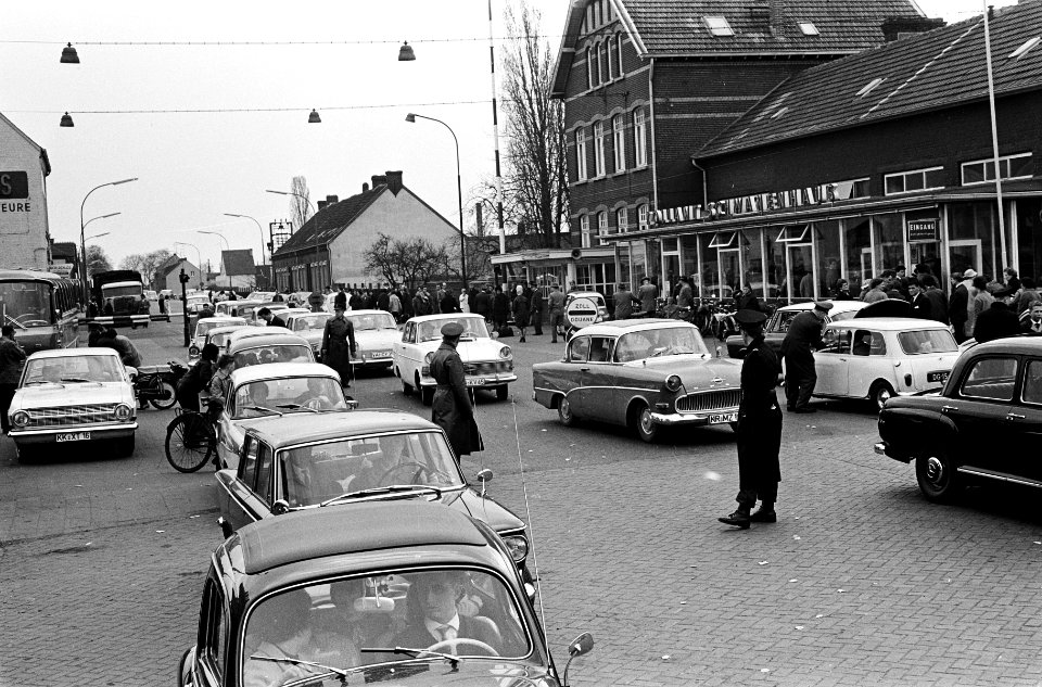 Grensdrukte bij Venlo, Duitse huismoeders doen inkopen in Venlo, Bestanddeelnr 915-0392
