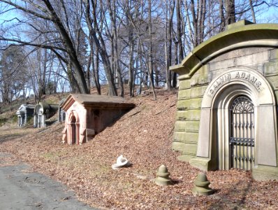 Green-wood cem pond crypts
