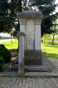 Großholbach, Kirchstraße, Kriegerdenkmal, Seite links