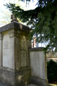 Großholbach, Kirchstraße, Kriegerdenkmal, Seite rechts