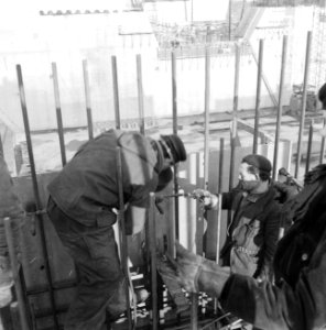 Groeiend eiland in het Haringvliet, lassers aan het werk de zuidelijke hoekpijle, Bestanddeelnr 911-9861