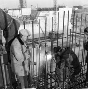Groeiend eiland in het Haringvliet, lassers aan het werk de zuidelijke hoekpijle, Bestanddeelnr 911-9863