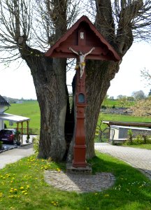 Großholbach, Kirche, Wegekreuz