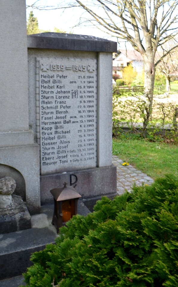 Großholbach, Kirchstraße, Kriegerdenkmal, Tafel rechts