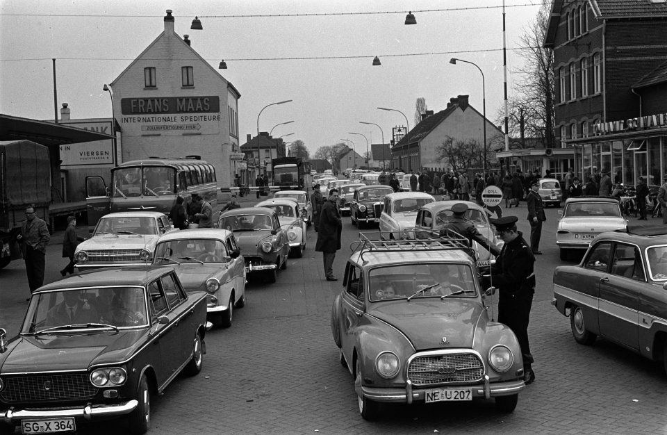 Grensdrukte bij Venlo, Duitse huismoeders doen inkopen in Venlo, Bestanddeelnr 915-0390