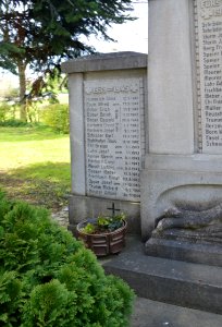Großholbach, Kirchstraße, Kriegerdenkmal, Tafel links