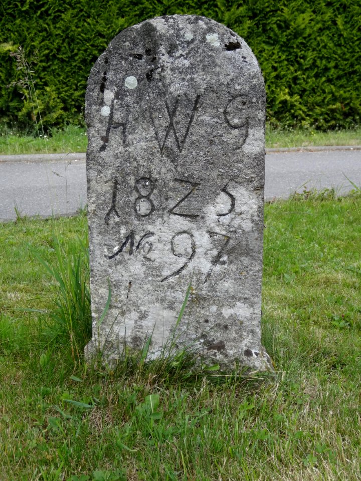 Grenzstein auf dem Dorfplatz von Kischlitz, Petersberg, Thüringen