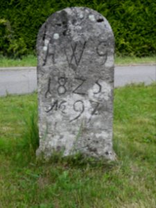 Grenzstein auf dem Dorfplatz von Kischlitz, Petersberg, Thüringen