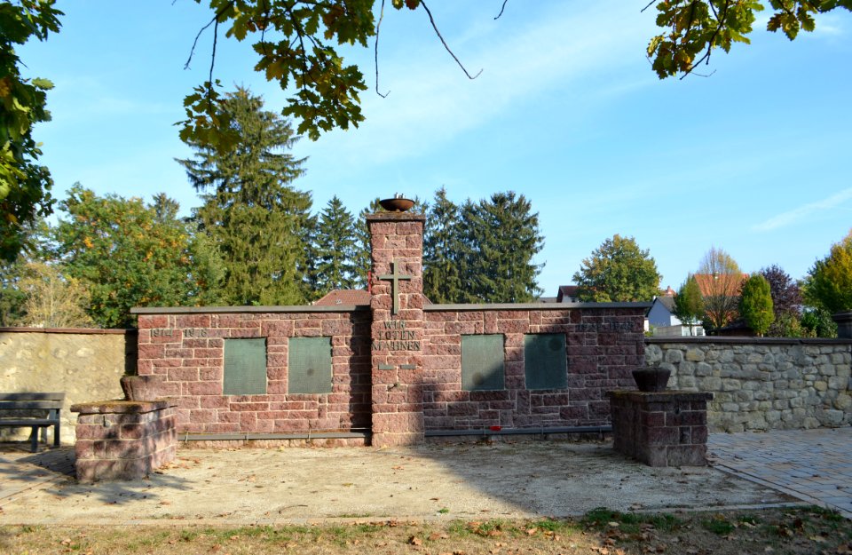 Groß-Karben, Friedhof, Gefallenendenkmal WK 1 und 2