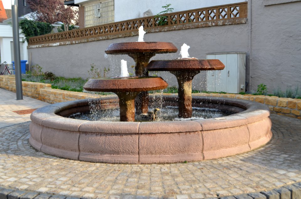 Groß-Karben, Heldenberger Straße, Brunnen