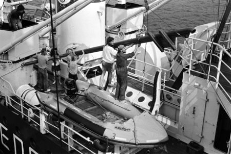 Greenpeaceschip Sirius wordt gereedgebracht i.v.m. actie tegen dumpen radioactie, Bestanddeelnr 932-2455