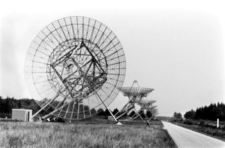 Grootste synthese radiotelescoop ter wereld in Westerbork de synthese radioteles, Bestanddeelnr 923-6011