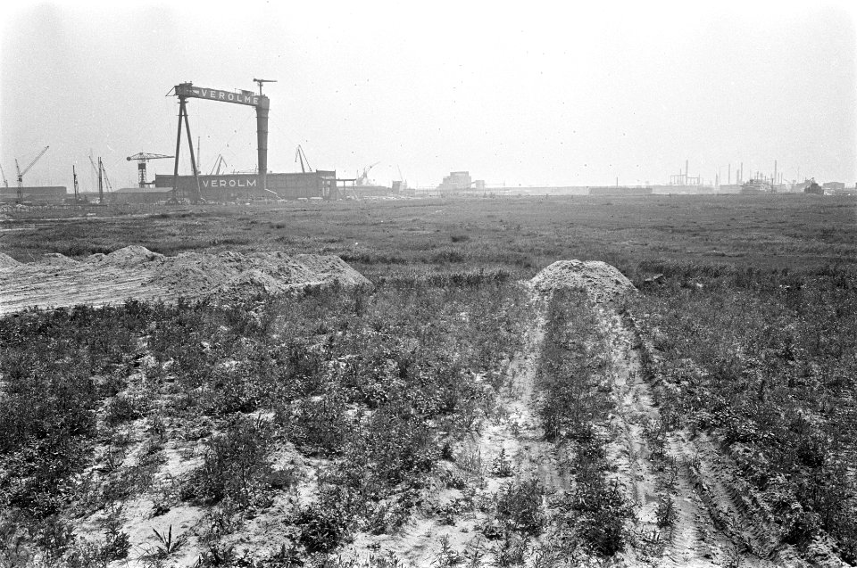 Grootste scheepshelling in aanbouw bij Verolme te Rozenburg. Het nog braakliggen, Bestanddeelnr 921-4766
