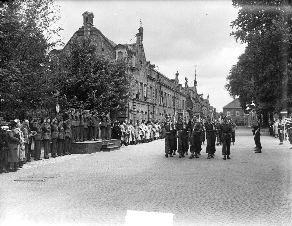 Grenadiers parade in Amersfoort Leusderweg, Bestanddeelnr 904-0217