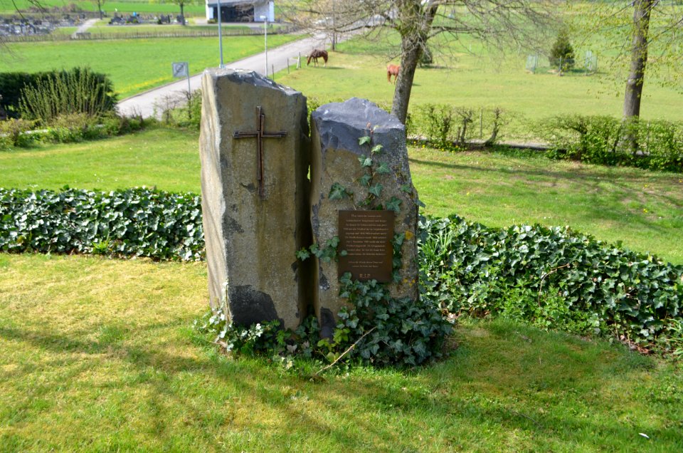 Großholbach, Kirche, Gedenkstein KIrchhof