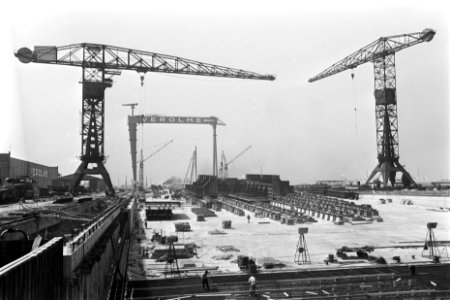 Grootste scheepshelling in aanbouw bij Verolme te Rozenburg. Het nog braakliggen, Bestanddeelnr 921-4767