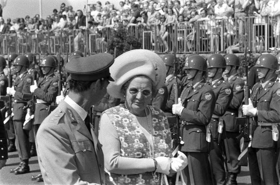 Groothertog Jan van Luxemburg en koningin Juliana na aankomst op het vliegveld L, Bestanddeelnr 924-7106