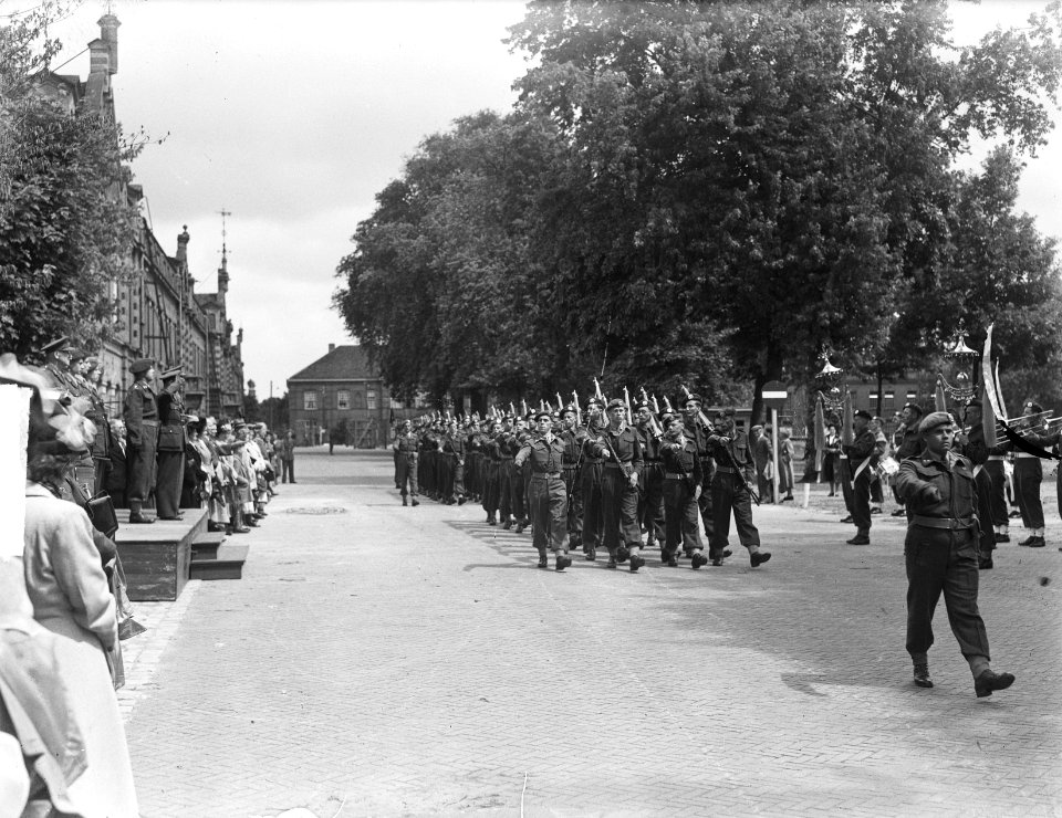 Grenadiers parade in Amersfoort Leusderweg, Bestanddeelnr 904-0218