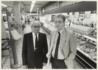 Grootwinkelbedrijf VOMAR. C.A. Zwanenburg en zijn zoon Cees Zwanenburg, directeur Vomar-Supermarkten. NL-HlmNHA 540144446