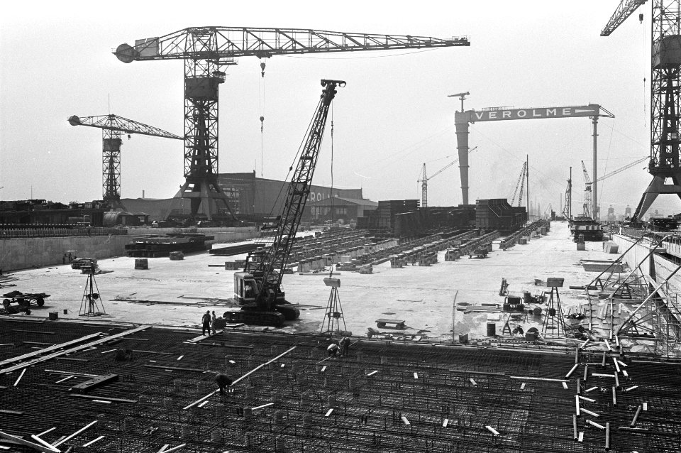 Grootste scheepshelling in aanbouw bij Verolme te Rozenburg. Het nog braakliggen, Bestanddeelnr 921-4768