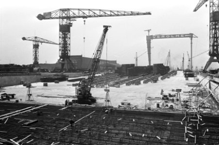 Grootste scheepshelling in aanbouw bij Verolme te Rozenburg. Het nog braakliggen, Bestanddeelnr 921-4768