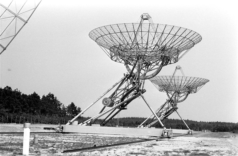 Grootste synthese radiotelescoop ter wereld in Westerbork twee verplaatsbare tel, Bestanddeelnr 923-6012
