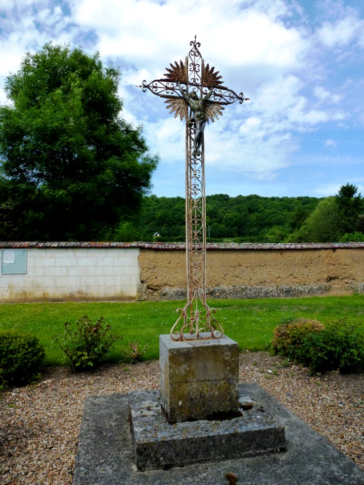 Grosly-sur-Risle (Eure, Fr) croix de cimetière