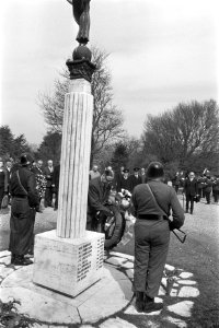 Groeperingen leggen bloemen bij het 'Monument voor de Verzetsstrijders', Bestanddeelnr 924-5199