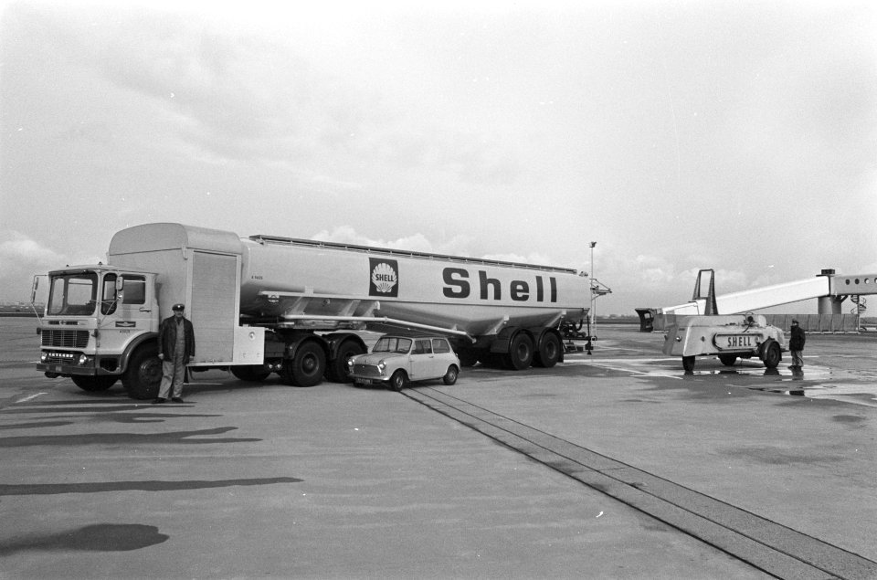 Grootste tankwagen voor Jumbo Jets op Schiphol, Bestanddeelnr 923-3213