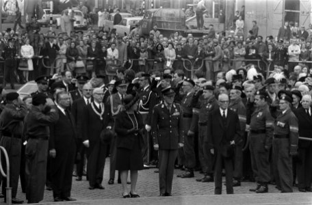 Groeperingen leggen een krans bij het Nationaal Monument op de Dam te Amsterdam, Bestanddeelnr 923-4959