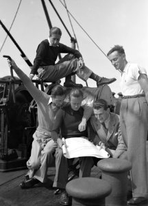 Groepje Italiaanse mannen aan boord van het schip Dronning Alexandrine bekijken , Bestanddeelnr 190-0336