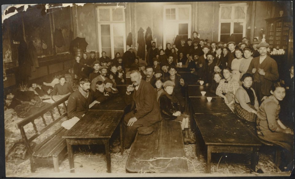 Groep vluchtelingen in een lokaal, Bestanddeelnr 158-2283