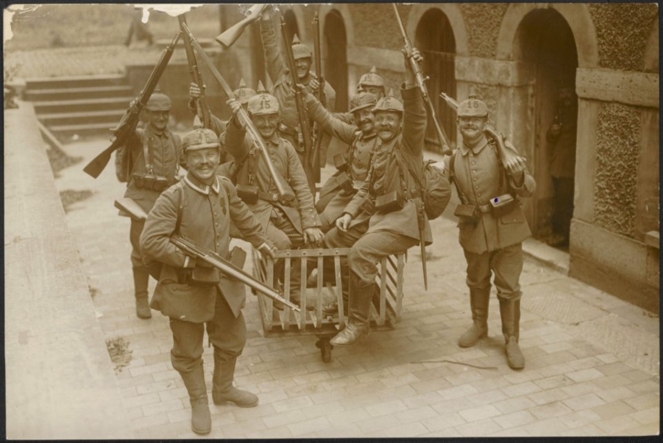 Groep vrolijke Duitse infanteristen., Bestanddeelnr 158-2287