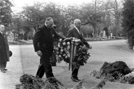 Groeperingen leggen bloemen bij het 'Monument voor de Verzetsstrijders', Bestanddeelnr 924-5198
