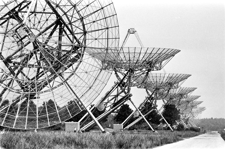 Grootste synthese radiotelescoop ter wereld in Westerbork de synthese radioteles, Bestanddeelnr 923-6010