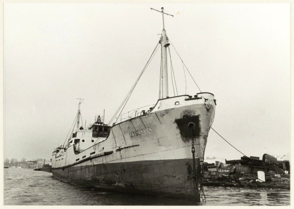 Grootste schip ( de 'Al-Akber' )dat ooit in Haarlem voer het werd gesloopt bij de firma Treffers. NL-HlmNHA 54010445
