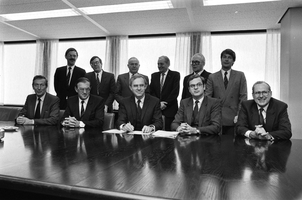 Groepsportret naar aanleiding van de ondertekening. In het midden minister Onno , Bestanddeelnr 933-5247