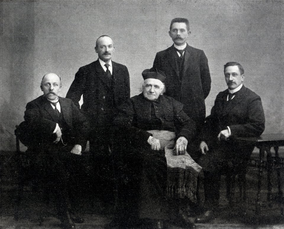 Groepsportret met mgr. Th.S. Roes, J. Kalman, Th. Dix, A.J. v.d. Vegt en W.P. Schouten Zangkoor Biltstraatkerk Utrecht - HUA-301085