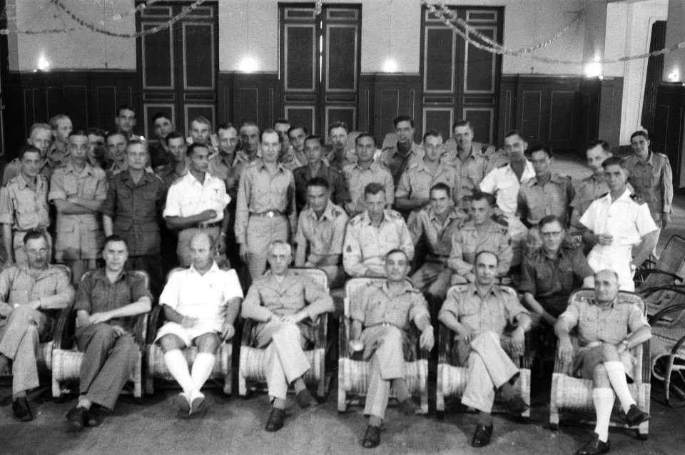 Groepsfoto van officieren van diverse legeronderdelen, Bestanddeelnr 2224