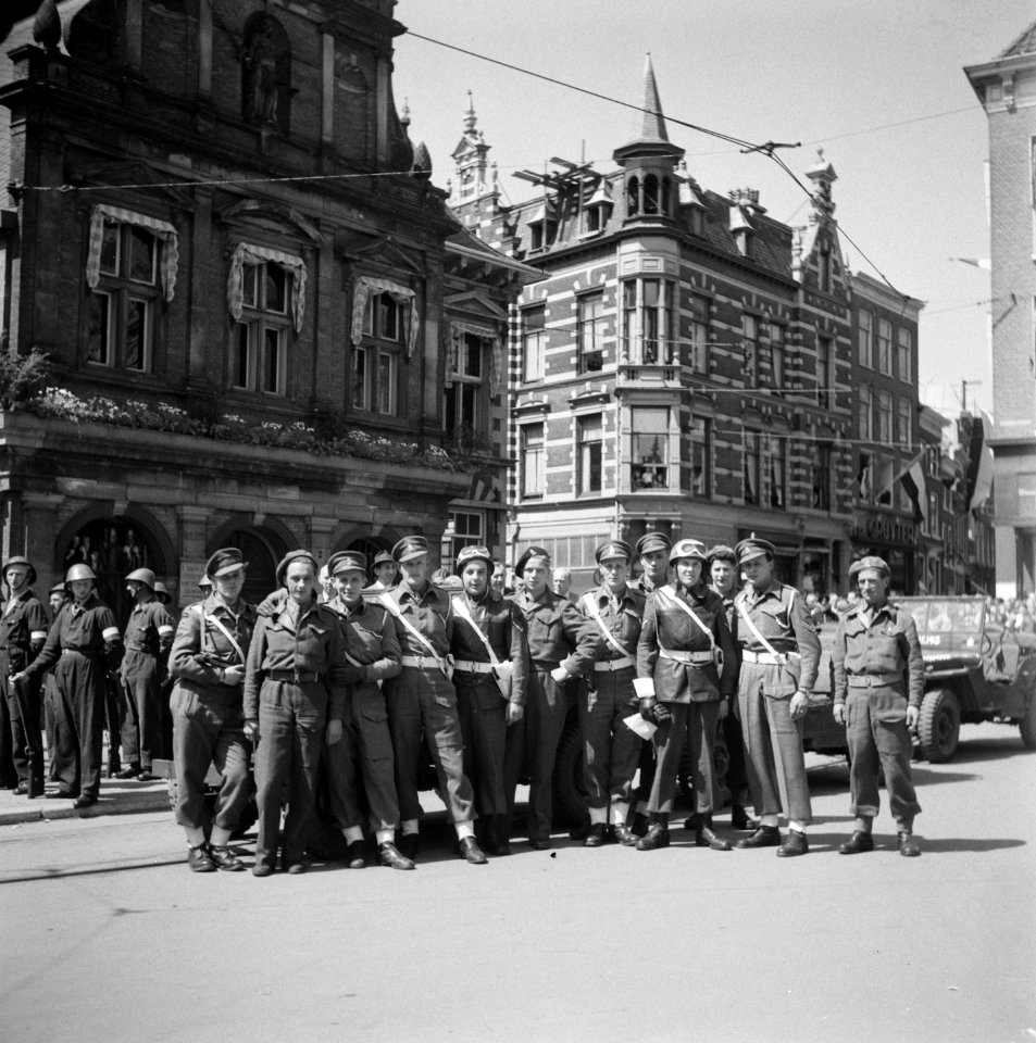 Groepsfoto van militairen op de Grote Markt van Haarlem, Bestanddeelnr 900-4717