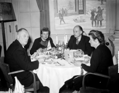 Groepjes in Pays Bas Utrecht. Diner @, Bestanddeelnr 903-1598