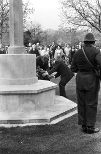 Groeperingen leggen bloemen bij het 'Monument voor de Verzetsstrijders', Bestanddeelnr 924-5197