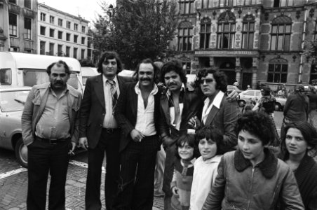 Groep zigeuners van Koning Petalo in Den Haag uit protest tegen behandeling zige, Bestanddeelnr 929-3211